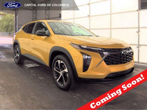 Used 2025 Chevrolet Trax RS FWD image 1