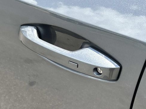 Used 2025 Nissan Kicks SR FWD image 19