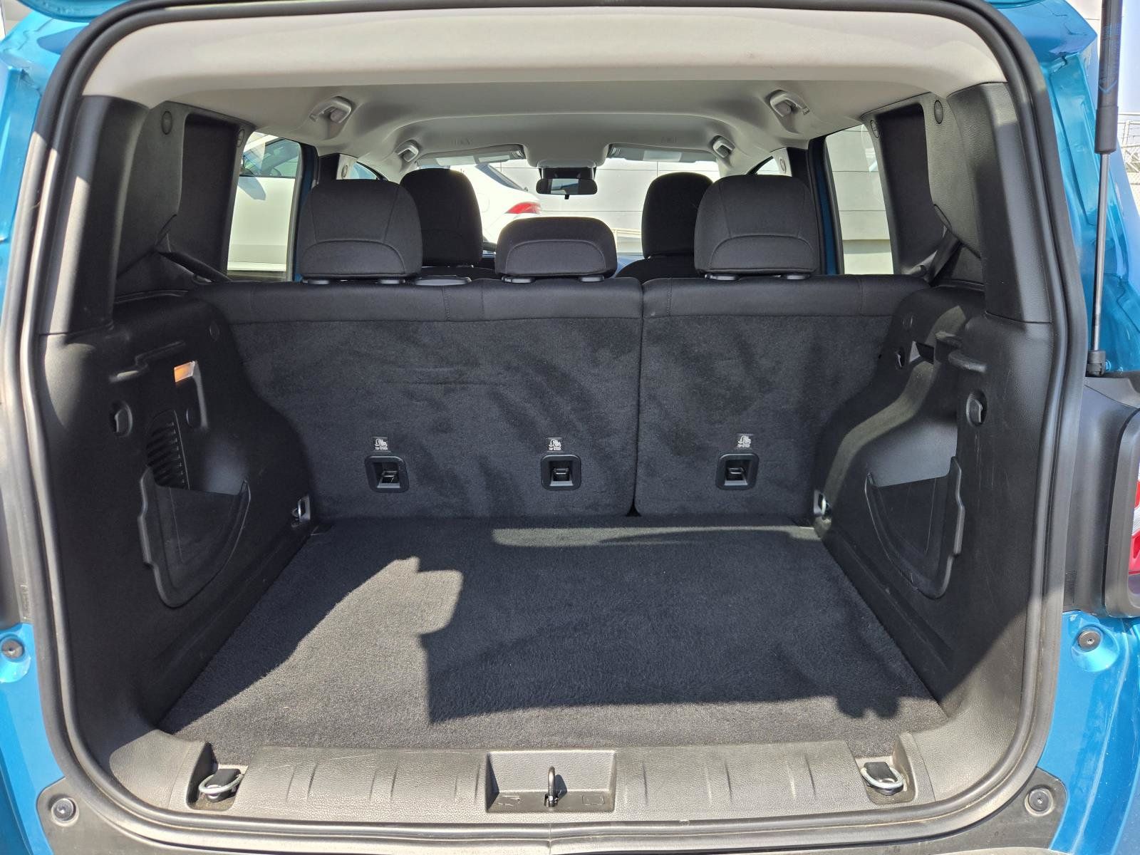 Used 2022 Jeep Renegade Latitude AWD/4WD image 30
