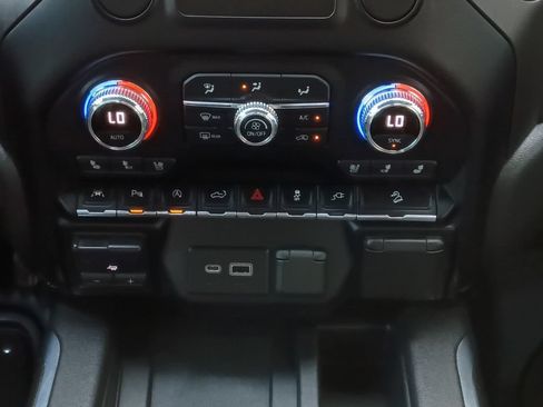 Used 2021 GMC Sierra 1500 AT4 w/ AT4 Premium Package AWD/4WD image 4