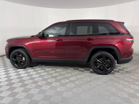 Used 2023 Jeep Grand Cherokee Limited w/ Black Appearance Package AWD/4WD image 4