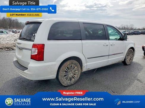 Used 2014 Chrysler Town & Country S image 4