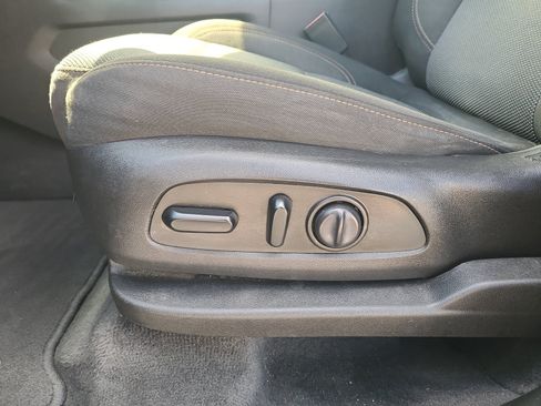 Used 2019 Chevrolet Traverse LT FWD image 15