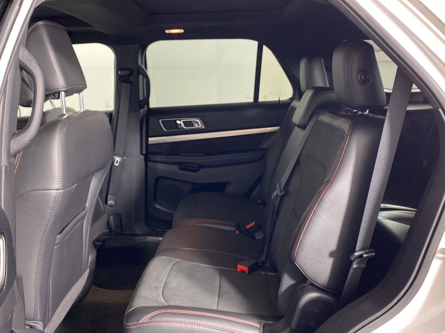 Used 2018 Ford Explorer XLT w/ Equipment Group 202A AWD/4WD image 17