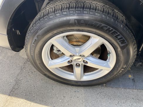 Used 2018 Ford Explorer XLT w/ Equipment Group 202A FWD image 19