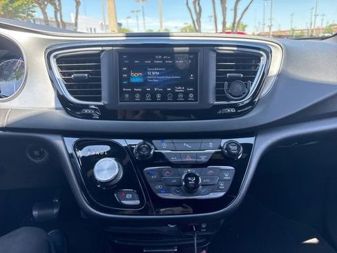 Used 2020 Chrysler Pacifica Touring w/ S Appearance Package FWD image 6