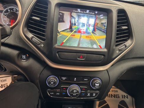 Used 2016 Jeep Cherokee Latitude w/ Comfort/Convenience Group AWD/4WD image 4