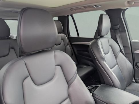 Used 2022 Volvo XC90 T5 Momentum image 46