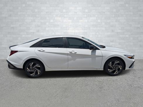New 2025 Hyundai Elantra SEL image 4