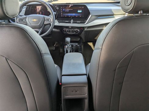 Used 2025 Chevrolet Trax LT w/ LT Convenience Package image 29