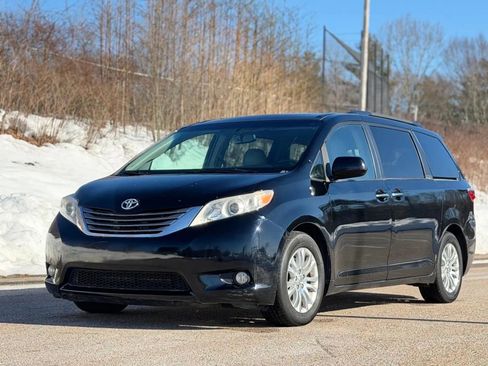 Used 2017 Toyota Sienna XLE image 2