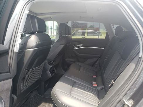 Used 2019 Audi e-tron Prestige w/ Prestige Package image 11