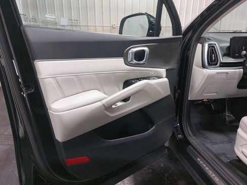 Used 2025 Kia Sorento SX image 29