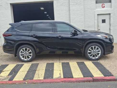 Used 2026 Toyota Highlander Limited AWD/4WD image 7