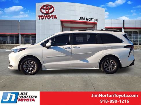 Used 2025 Toyota Sienna XLE AWD/4WD image 4