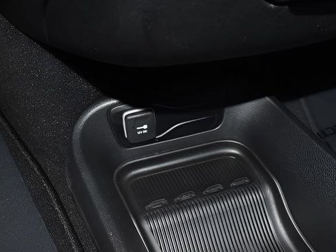 Used 2025 Chrysler Pacifica Select FWD image 19