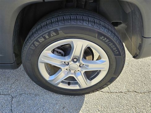 Used 2023 Jeep Compass Sport image 39