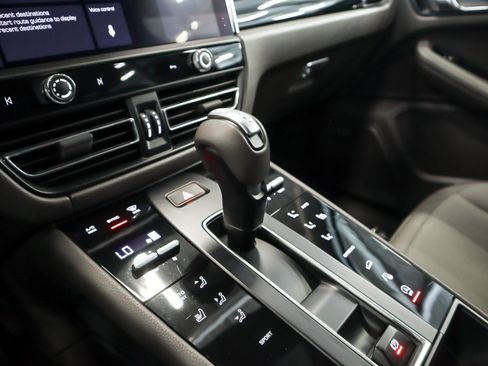 Certified 2024 Porsche Macan AWD/4WD image 20