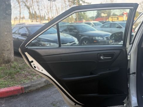 Used 2015 Toyota Camry XLE image 17