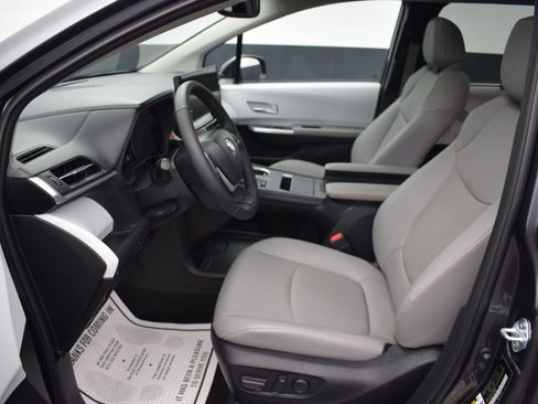 Used 2025 Toyota Sienna XLE image 16