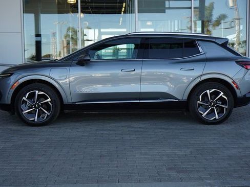 New 2025 Chevrolet Equinox EV LT FWD image 11