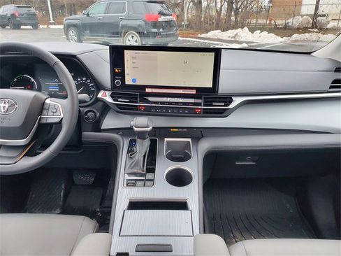 Used 2025 Toyota Sienna XLE image 15