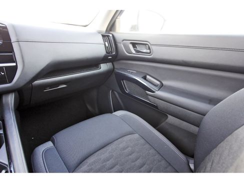 Certified 2025 Nissan Pathfinder SV FWD image 14