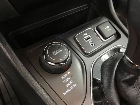 Used 2019 Jeep Cherokee Limited AWD/4WD image 30