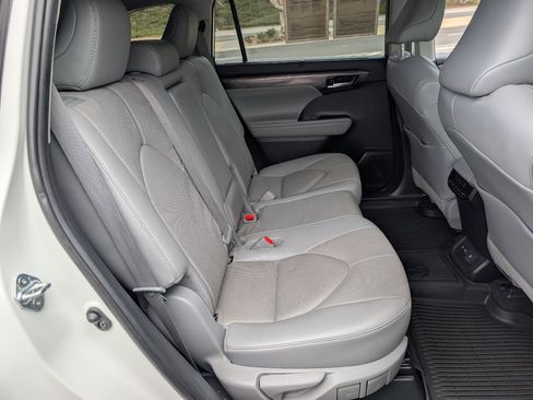 Used 2021 Toyota Highlander Limited FWD image 5
