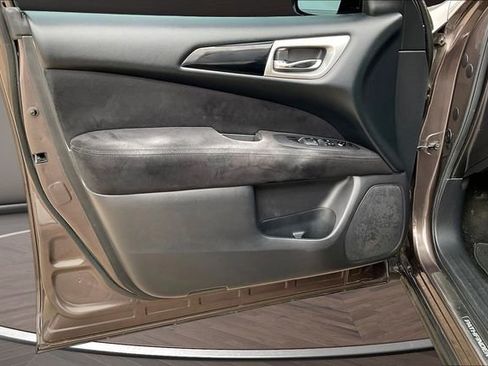 Used 2015 Nissan Pathfinder SV FWD image 21