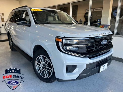 Used 2025 Ford Expedition Active AWD/4WD image 2