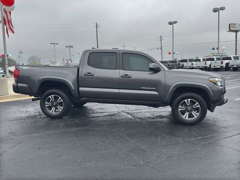 Used 2017 Toyota Tacoma TRD Sport RWD image 6
