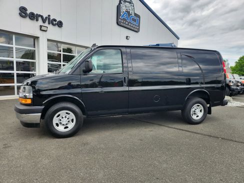 Used 2018 Chevrolet Express 2500 w/ Driver Convenience Package RWD image 5