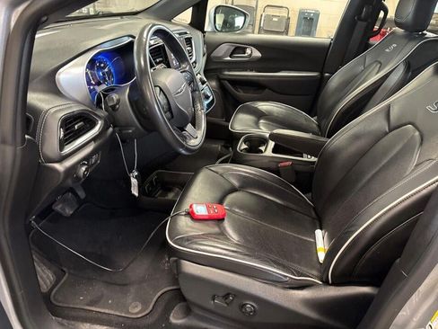 Used 2019 Chrysler Pacifica Limited w/ Advanced Safetytec Group FWD image 8