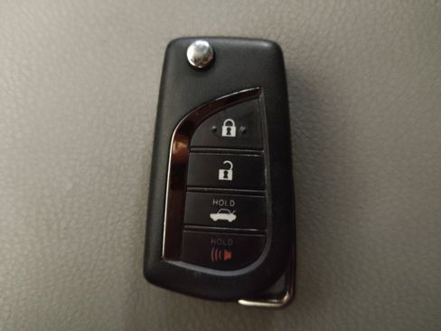 Used 2022 Toyota Camry LE image 32