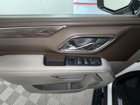 Used 2024 Chevrolet Suburban Z71 w/ Luxury Package AWD/4WD image 7