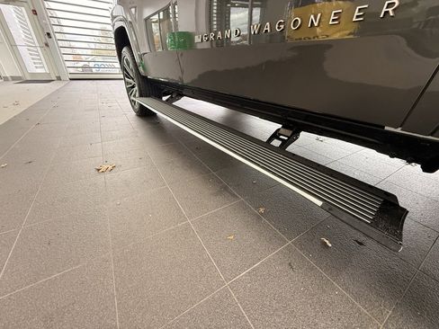 Used 2022 Jeep Grand Wagoneer Series III image 55