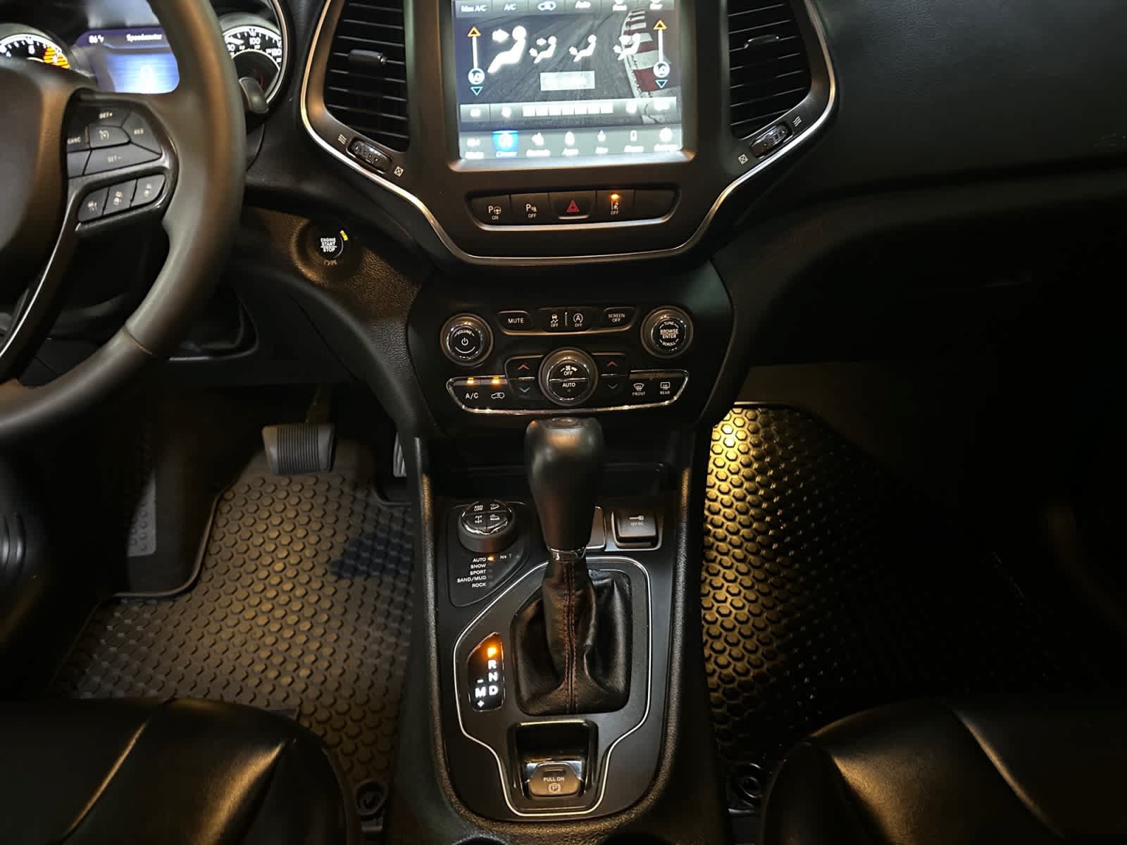 Used 2023 Jeep Cherokee Trailhawk AWD/4WD image 18