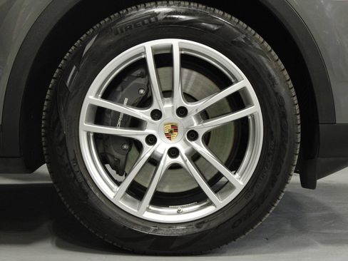 Certified 2025 Porsche Cayenne AWD/4WD image 9