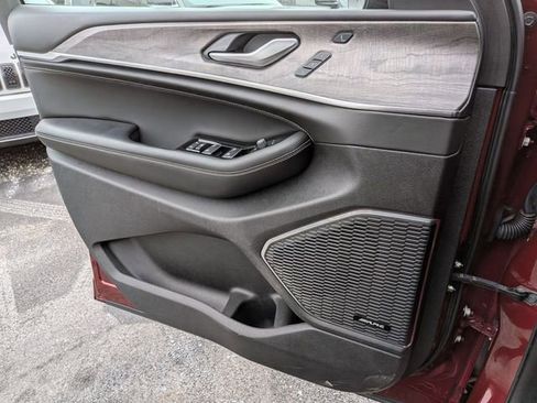 Certified 2024 Jeep Grand Cherokee Overland w/ Luxury Tech Group IV image 22