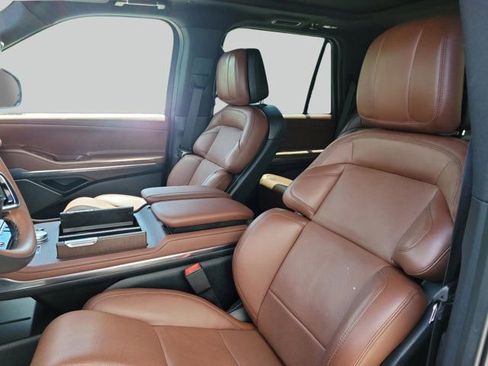 Used 2025 Lincoln Navigator Reserve AWD/4WD image 8