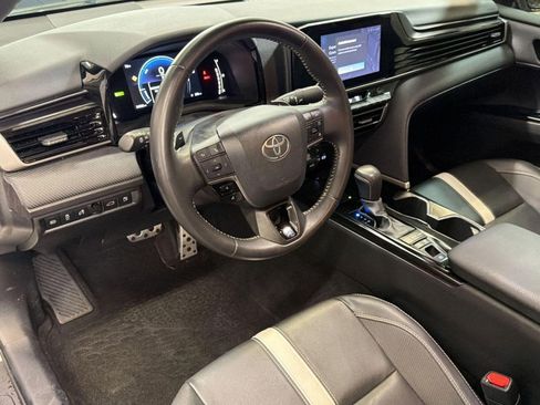 Used 2025 Toyota Camry SE FWD image 4