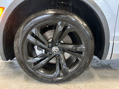 Certified 2023 Volkswagen Tiguan SE R-Line image 5