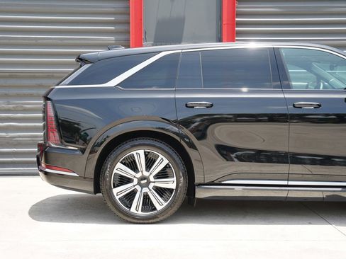 Used 2025 Cadillac Escalade IQ Luxury 2 w/ LPO, Premium Carpet Package AWD/4WD image 4