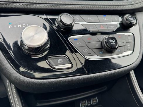 Used 2025 Chrysler Pacifica Limited image 20