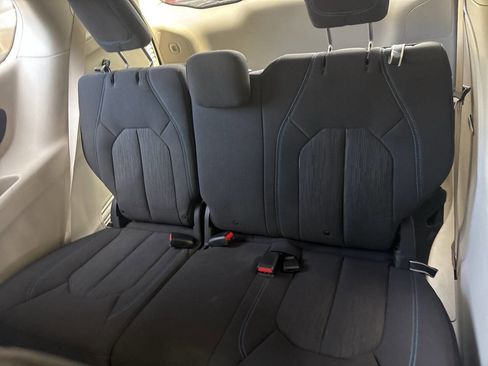 Used 2021 Chrysler Pacifica Touring FWD image 15
