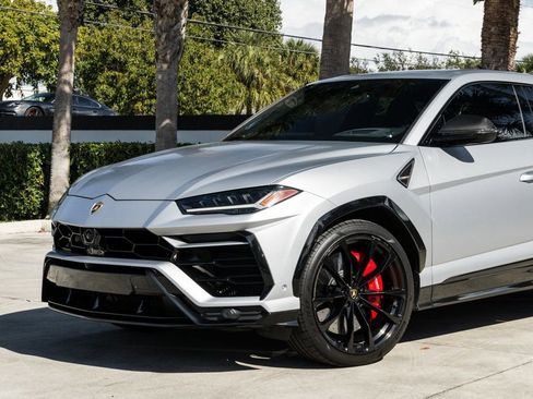 Used 2022 Lamborghini Urus image 2