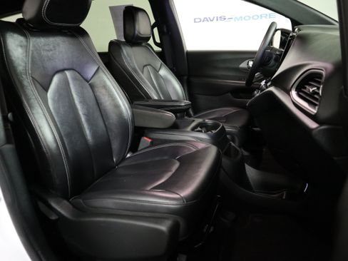 Used 2025 Chrysler Pacifica Select FWD image 19