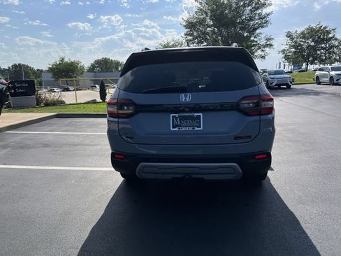 Used 2025 Honda Pilot TrailSport image 4