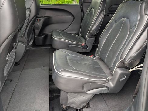 Used 2025 Chrysler Pacifica Limited FWD image 15